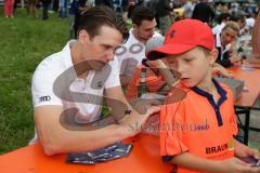 DEL - Eishockey - ERC Ingolstadt - Saison 2016/2017 - Saisoneröffnungsfeier am Donaustrand - Danny Irmen (#19 ERCI) beim Autogramm schreiben - Foto: Meyer Jürgen