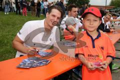 DEL - Eishockey - ERC Ingolstadt - Saison 2016/2017 - Saisoneröffnungsfeier am Donaustrand - Danny Irmen (#19 ERCI) beim Autogramm schreiben - Foto: Meyer Jürgen