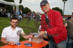 DEL - Eishockey - ERC Ingolstadt - Saison 2016/2017 - Saisoneröffnungsfeier am Donaustrand - Eisenhut Marco (#30 ERCI) beim Autogramm schreiben - Foto: Meyer Jürgen