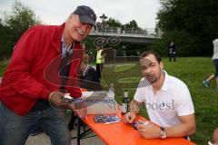 DEL - Eishockey - ERC Ingolstadt - Saison 2016/2017 - Saisoneröffnungsfeier am Donaustrand - Thomas Oppenheimer (#8 ERCI) beim Autogramm schreiben - Foto: Meyer Jürgen