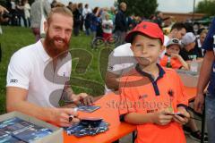 DEL - Eishockey - ERC Ingolstadt - Saison 2016/2017 - Saisoneröffnungsfeier am Donaustrand - Thomas Pielmeier (#50 ERCI) beim Autogramm schreiben - Foto: Meyer Jürgen