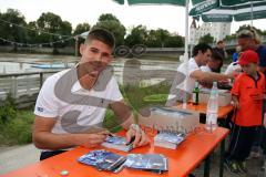 DEL - Eishockey - ERC Ingolstadt - Saison 2016/2017 - Saisoneröffnungsfeier am Donaustrand - Martin Buchwieser (#16 ERCI) beim Autogramm schreiben - Foto: Meyer Jürgen