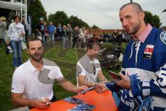 DEL - Eishockey - ERC Ingolstadt - Saison 2016/2017 - Saisoneröffnungsfeier am Donaustrand - Dustin Friesen (#14 ERCI) beim Autogramm schreiben - Foto: Meyer Jürgen