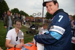 DEL - Eishockey - ERC Ingolstadt - Saison 2016/2017 - Saisoneröffnungsfeier am Donaustrand - Brandon Buck (#9 ERCI) beim Autogramm schreiben - Foto: Meyer Jürgen