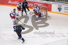 DEL - Eishockey - ERC Ingolstadt - Rapperswil-Jona  Lakers - Testspiel - Saison 2016/2017 - Petr Taticek (#17 ERCI) mit einem Schlagschuss - Tobler Michael (#25 Rapperswil-Lakers) - Sataric Rajan (#22 Rapperswil-Lakers) - Foto: Meyer Jürgen