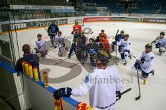 DEL - Eishockey - ERC Ingolstadt - Saison 2016/2017 - 1. Training mit Tommy Samuelsson (Cheftrainer ERCI) - Tommy Samuelsson (Cheftrainer ERCI) gibt Anweisungen an der Taktiktafel - Foto: Meyer Jürgen