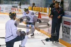 DEL - Eishockey - ERC Ingolstadt - Saison 2016/2017 - 1. Training mit Tommy Samuelsson (Cheftrainer ERCI) - Tommy Samuelsson (Cheftrainer ERCI) gibt Anweisungen an der Taktiktafel - Foto: Meyer Jürgen