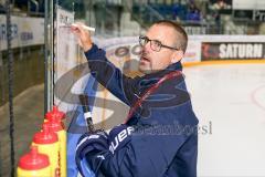 DEL - Eishockey - ERC Ingolstadt - Saison 2016/2017 - 1. Training mit Tommy Samuelsson (Cheftrainer ERCI) - Tommy Samuelsson (Cheftrainer ERCI) an der Taktiktafel - Foto: Meyer Jürgen