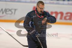 DEL - Eishockey - ERC Ingolstadt - Saison 2016/2017 - 1. Training mit Tommy Samuelsson (Cheftrainer ERCI) - Tommy Samuelsson (Cheftrainer ERCI) schaut auf die Uhr - Foto: Meyer Jürgen