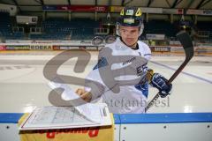 DEL - Eishockey - ERC Ingolstadt - Saison 2016/2017 - 1. Training mit Tommy Samuelsson (Cheftrainer ERCI) - Martin Buchwieser (#16 ERCI) schaut auf die Taktiktafel - Foto: Meyer Jürgen