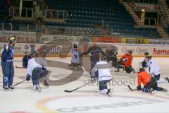 DEL - Eishockey - ERC Ingolstadt - Saison 2016/2017 - 1. Training mit Tommy Samuelsson (Cheftrainer ERCI) - Tommy Samuelsson (Cheftrainer ERCI) im Bullykreis und gibt Anweisungen - Foto: Meyer Jürgen