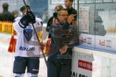 DEL - Eishockey - ERC Ingolstadt - Saison 2016/2017 - 1. Training mit Tommy Samuelsson (Cheftrainer ERCI) - Tommy Samuelsson (Cheftrainer ERCI) gibt Anweisungen an der Taktiktafel - Foto: Meyer Jürgen