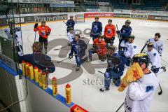 DEL - Eishockey - ERC Ingolstadt - Saison 2016/2017 - 1. Training mit Tommy Samuelsson (Cheftrainer ERCI) - Tommy Samuelsson (Cheftrainer ERCI) an der Taktiktafel und gibt Anweisungen - Foto: Meyer Jürgen