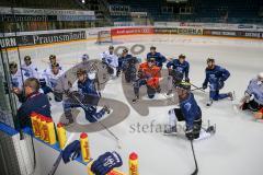 DEL - Eishockey - ERC Ingolstadt - Saison 2016/2017 - 1. Training mit Tommy Samuelsson (Cheftrainer ERCI) - Tommy Samuelsson (Cheftrainer ERCI) gibt Anweisungen an der Taktiktafel - Foto: Meyer Jürgen