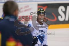 DEL - Eishockey - ERC Ingolstadt - Saison 2016/2017 - Training - Brandon Buck (#9 ERCI) beim Kaugummi kauen - Kaugummi blasen machen - Foto: Meyer Jürgen