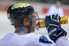 DEL - Eishockey - ERC Ingolstadt - Saison 2016/2017 - 1. Training mit Tommy Samuelsson (Cheftrainer ERCI) - Brandon Buck (#9 ERCI) mit Schmerztape - Foto: Meyer Jürgen