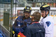 DEL - Eishockey - ERC Ingolstadt - Saison 2016/2017 - 1. Training mit Tommy Samuelsson (Cheftrainer ERCI) - Dustin Friesen (#14 ERCI) - Brandon Buck (#9 ERCI) - Tommy Samuelsson (Cheftrainer ERCI) an der Taktiktafel - Foto: Meyer Jürgen