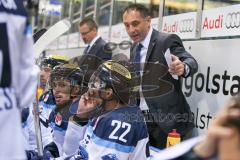 DEL - Eishockey - ERC Ingolstadt - Saison 2016/2017 - ERC Ingolstadt - Sparta Prag - Petr Bares (Co - Trainer ERCI) gibt Brian Salcido (#22 ERCI) Anweisungen - Foto: Meyer Jürgen