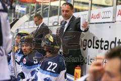 DEL - Eishockey - ERC Ingolstadt - Saison 2016/2017 - ERC Ingolstadt - Sparta Prag - Petr Bares (Co - Trainer ERCI) gibt Brian Salcido (#22 ERCI) Anweisungen - Foto: Meyer Jürgen