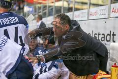 DEL - Eishockey - ERC Ingolstadt - Saison 2016/2017 - ERC Ingolstadt - Sparta Prag - Petr Bares (Co - Trainer ERCI) schickt Dustin Friesen (#14 ERCI) auf das Eis - - Foto: Meyer Jürgen
