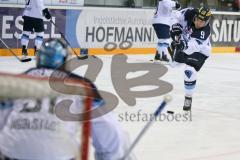 DEL - Eishockey - ERC Ingolstadt - Saison 2016/2017 - ERC Ingolstadt - Sparta Prag - Brandon Buck (#9 ERCI) beim warm machen - Foto: Meyer Jürgen