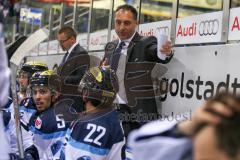 DEL - Eishockey - ERC Ingolstadt - Saison 2016/2017 - ERC Ingolstadt - Sparta Prag - Petr Bares (Co - Trainer ERCI) gibt Brian Salcido (#22 ERCI) Anweisungen - Foto: Meyer Jürgen