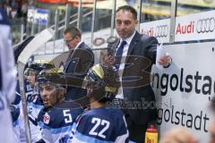 DEL - Eishockey - ERC Ingolstadt - Saison 2016/2017 - ERC Ingolstadt - Sparta Prag - Petr Bares (Co - Trainer ERCI) gibt Brian Salcido (#22 ERCI) Anweisungen - Foto: Meyer Jürgen