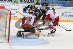 DEL - Eishockey - ERC Ingolstadt - HCB Südtirol Alperia - Saison 2016/2017 - Petr Taticek (#17 ERCI) - Smith Jacob Goalkeeper (Bozen) - Foto: Meyer Jürgen