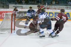 DEL - Eishockey - ERC Ingolstadt - Saison 2016/2017 - ERC Ingolstadt - Sparta Prag - Petr Pohl (#33 ERCI) schießt den Anschlusstreffer zum 1:3 - Torwart Filip Novotny (Nr.35, HC Sparta Prag) - #hc75# - Foto: Meyer Jürgen