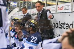 DEL - Eishockey - ERC Ingolstadt - Saison 2016/2017 - ERC Ingolstadt - Sparta Prag - Petr Bares (Co - Trainer ERCI) gibt Brian Salcido (#22 ERCI) Anweisungen - Foto: Meyer Jürgen