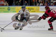 DEL - Eishockey - Kölner Haie - ERC Ingolstadt - Saison 2017/2018 - Thomas Greilinger (#39 ERCI) - Ryan Jones (#28 Köln) - Foto: Markus Banai