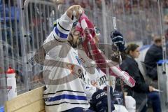 DEL - Eishockey - Kölner Haie - ERC Ingolstadt - Saison 2017/2018 - Matt Pelech (#23 ERCI) auf der Strafbank und wedelt mit dem Handtuch - unzufrieden - reklamiert - Foto: Markus Banai