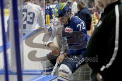 DEL - Eishockey - Kölner Haie - ERC Ingolstadt - Saison 2017/2018 - Kael Mouillierat (#22 ERCI) taped seinen Schläger - Foto: Markus Banai