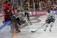 DEL - Eishockey - Kölner Haie - ERC Ingolstadt - Saison 2017/2018 - Kael Mouillierat (#22 ERCI) checkt Pascal Zerressen(#27 Köln) an die Bande - Foto: Markus Banai