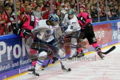 DEL - Eishockey - Kölner Haie - ERC Ingolstadt - Saison 2017/2018 - Greg Mauldin (#20 ERCI) checkt Justin Shugg(#41 Köln) an die Bande - Foto: Markus Banai