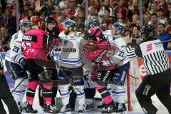 DEL - Eishockey - Kölner Haie - ERC Ingolstadt - Saison 2017/2018 - Schlägerei vor dem Tor von Timo Pielmeier (#51Torwart ERCI) - Kael Mouillierat (#22 ERCI) - Matt Pelech (#23 ERCI) - Sean Sullivan (#37 ERCI) - Philip Gogulla(#87 Köln) - Kai Hospelt(#18 