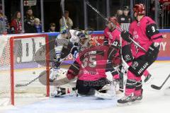 DEL - Eishockey - Kölner Haie - ERC Ingolstadt - Saison 2017/2018 - Brett Olson (#16 ERCI) - Justin Peters Torwart (#35 Köln) - Foto: Markus Banai