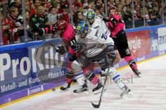 DEL - Eishockey - Kölner Haie - ERC Ingolstadt - Saison 2017/2018 - Greg Mauldin (#20 ERCI) checkt Justin Shugg(#41 Köln) an die Bande - Foto: Markus Banai