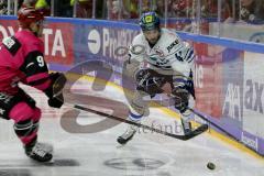 DEL - Eishockey - Kölner Haie - ERC Ingolstadt - Saison 2017/2018 - Darin Olver (#40 ERCI) - Shawn Lalonde(#9 Köln) - Foto: Markus Banai