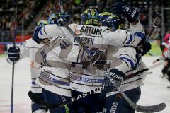 DEL - Eishockey - Kölner Haie - ERC Ingolstadt - Saison 2017/2018 - Thomas Greilinger (#39 ERCI) erziehlt den 0:1 Führungstreffer - Darin Olver (#40 ERCI) - David Elsner (#61 ERCI) - Jubel - Dustin Friesen (#14 ERCI) - Foto: Markus Banai