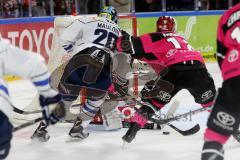 DEL - Eishockey - Kölner Haie - ERC Ingolstadt - Saison 2017/2018 - Greg Mauldin (#20 ERCI) mit einer Torchance - Justin Peters Torwart (#35 Köln) - Kai Hospelt(#18 Köln) - Foto: Markus Banai