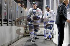 DEL - Eishockey - Kölner Haie - ERC Ingolstadt - Saison 2017/2018 - Kael Mouillierat (#22 ERCI) - Thomas Greilinger (#39 ERCI) - Foto: Markus Banai