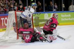 DEL - Eishockey - Kölner Haie - ERC Ingolstadt - Saison 2017/2018 - John Laliberte (#15 ERCI) hebt das Tor hoch - foul - - Justin Peters Torwart (#35 Köln) - Christian Ehrhoff(#10 Köln) - Foto: Markus Banai