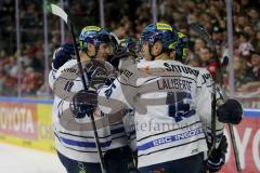 DEL - Eishockey - Kölner Haie - ERC Ingolstadt - Saison 2017/2018 - Kael Mouillierat (#22 ERCI) erziehlt den 0:2 Führungstreffer - jubel - John Laliberte (#15 ERCI) - Greg Mauldin (#20 ERCI) - Foto: Markus Banai