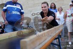 DEL - Eishockey - ERC Ingolstadt - Saison 2017/2018 - Saisoneröffnung - Feier - Spiele für die Fans Fitnesstrainerin Maritta Becker (ERC) beim Masskrug schieben