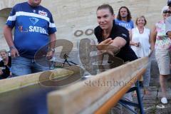 DEL - Eishockey - ERC Ingolstadt - Saison 2017/2018 - Saisoneröffnung - Feier - Spiele für die Fans Fitnesstrainerin Maritta Becker (ERC) beim Masskrug schieben