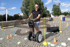 DEL - Eishockey - ERC Ingolstadt - Saison 2017/2018 - Saisoneröffnung - Feier - Spiele für die Fans Segway Simon Schütz (ERC 97)