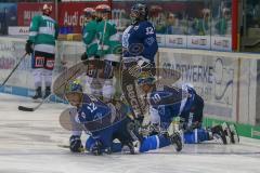 DEL - Eishockey - ERC Ingolstadt - Schwenninger Wild Wings - Saison 2017/2018 - Jacob Berglund (#12 ERCI) und Ville Koistinen (#10 ERCI) beim warm machen - Streching - Foto: Meyer Jürgen