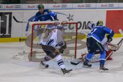 DEL - Eishockey - ERC Ingolstadt - EHC Red Bull München - Saison 2017/2018 - Petr Taticek (#17 ERCI) schießt den 2:1 Führungstreffer - David Leggio Torwart (#73 München) - jubel - Foto: Meyer Jürgen