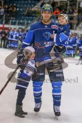 DEL - Eishockey - ERC Ingolstadt - Düsseldorfer EG - Saison 2017/2018 - John Laliberte (#15 ERCI) mit seinen Kindern nach dem Spiel - Foto: Meyer Jürgen